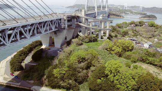 汽车和火车从濑户大桥开过 濑户大桥全景