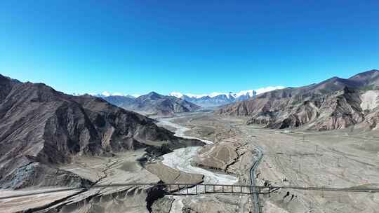 青海昆仑山脉雅丹山谷中的青藏铁路和公路