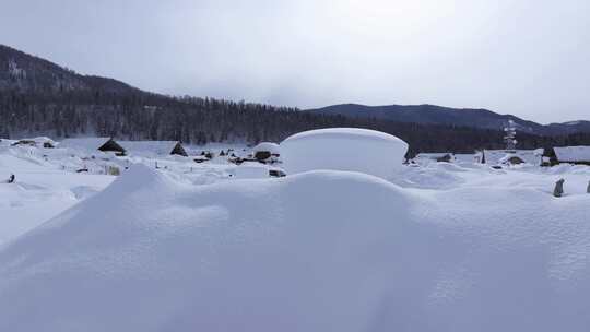 航拍新疆禾木雪景森林雪地小木屋禾木桥雪山