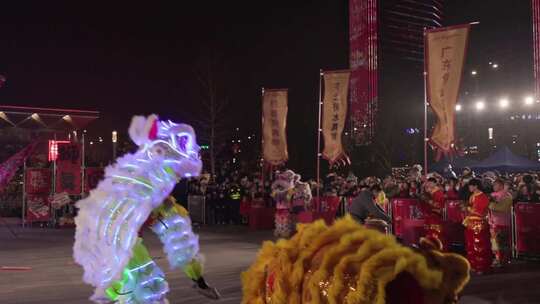 夜间苏州城市街头舞狮狮王争霸表演