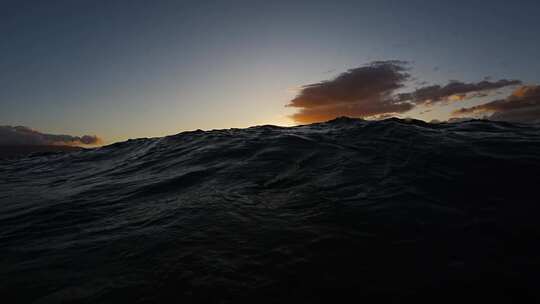 低角度大海海浪溺水第一视角