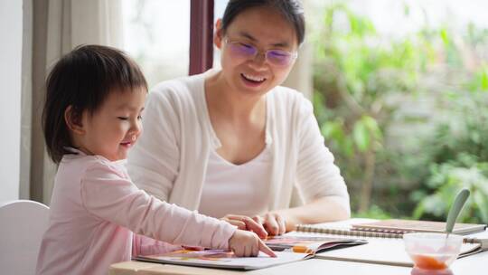 妈妈教教宝宝认字读故事家庭教育陪伴成长视频素材模板下载