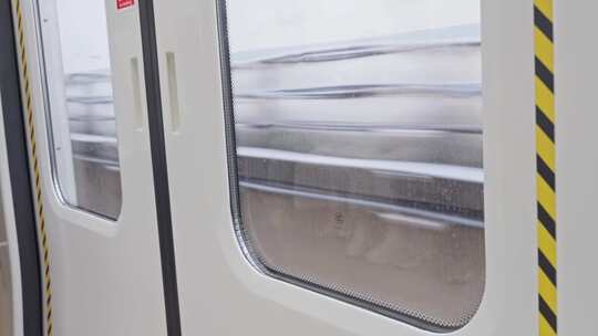 从地铁轻轨看向窗外，地铁轻轨高速行驶