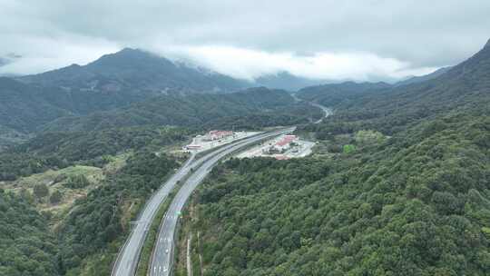 森林高速公路服务区航拍道路交通森林公路