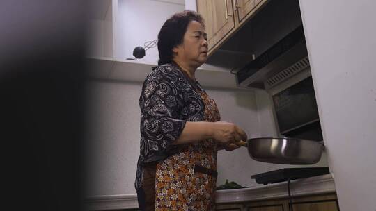 中老年女厨房做饭关节疼痛摔倒颈椎病睡不着