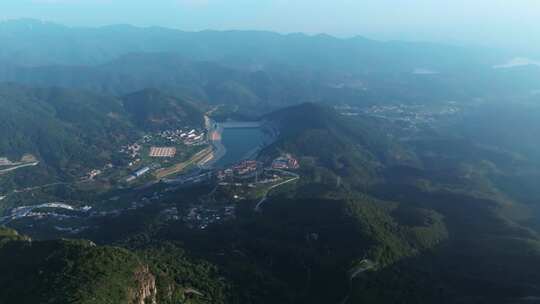 航拍厦门抽水蓄能电站上下水库与山顶风电场