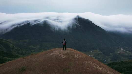 站在山顶的背包客登山者