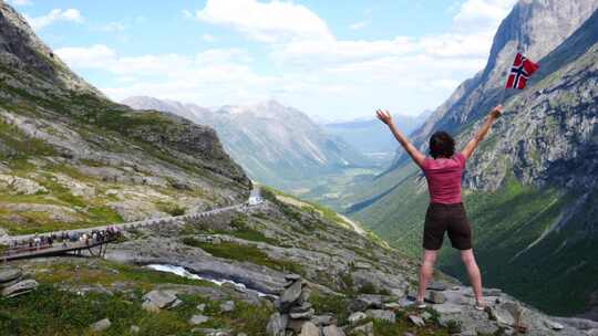 Trollstigen地区挂挪威国旗的游