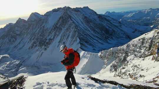 攀登四川岷山山脉主峰雪宝顶雪峰的登山队