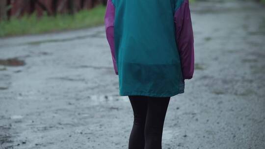 青少年在雨天散步