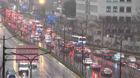 雨天城市交通拥堵实拍