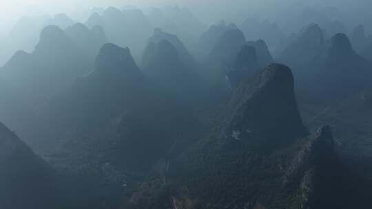 秋天日出时分的桂林喀斯特地貌群山