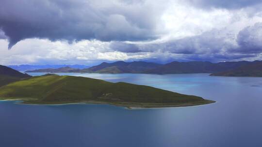 西藏羊卓雍措高原蓝色湖泊