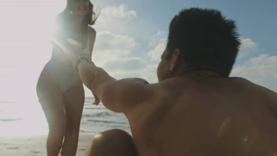 女人拉着男人向海边走去视频素材模板下载