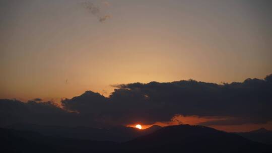 黄昏夕阳日落黄色天空延时傍晚乌云太阳下山