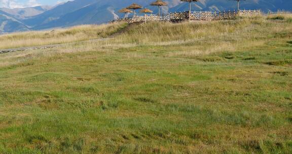 草原上的观景台凉亭在蓝天白云背景