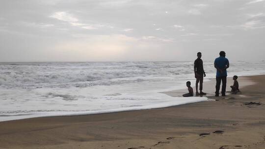 海浪冲击着沙滩上的人