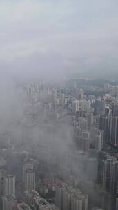 航拍云雾中的城市