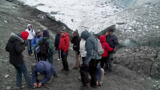一群徒步旅行者做攀登冰川准备