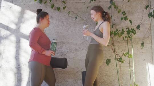 两个女人在健身后聊天视频素材模板下载