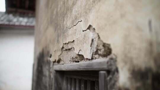 古村古巷里的传统木窗与老墙