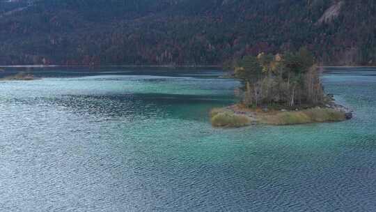 湖上的山脉和丘陵与岛屿