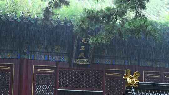 雨中中国风古建筑屋檐大雨雨滴特写