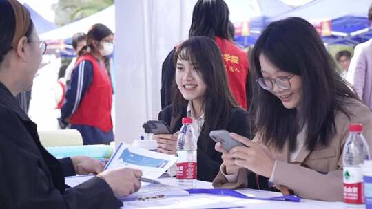 高校大学校园招聘会双选会大学生应聘