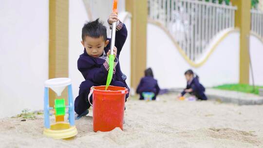 小朋友在幼儿园欢乐玩耍