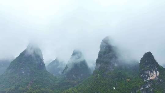 桂林山脉的云海高山峰