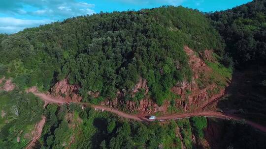 山区小路视频土路上艰难行驶的车辆