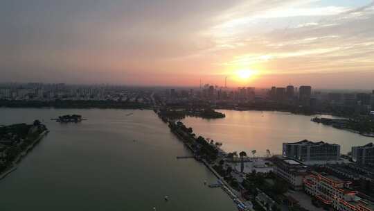 航拍山东聊城东昌湖景区夕阳晚霞