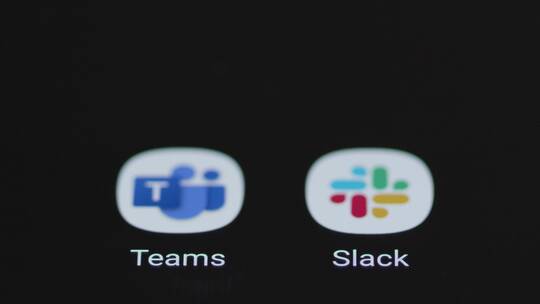 点击手机上的Slack应用程序 视频素材模板下载