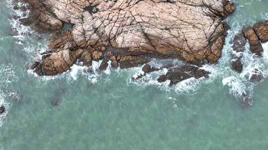 俯拍海岸礁石海浪拍打岩石海水海边浪花潮水
