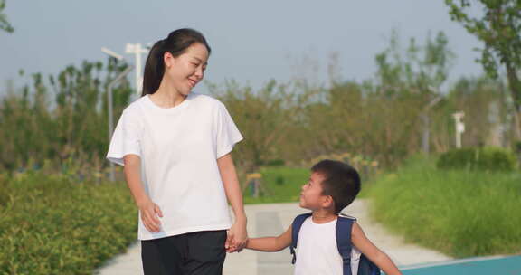 母子相伴上学