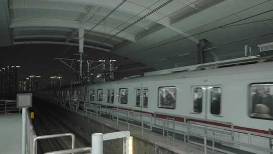 上海地铁火车在铁路上缓慢行驶