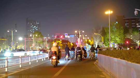 夜晚城市行人过马路汽车车辆车流人流脚步夜