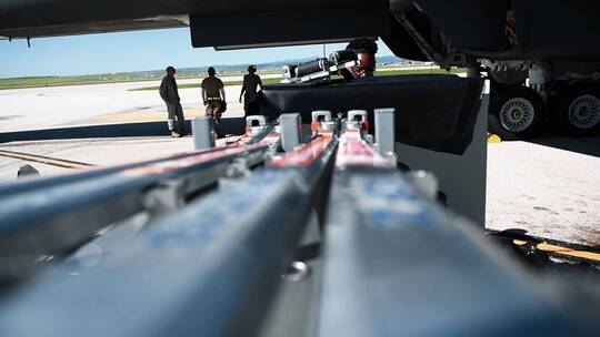 空军成员准备将导弹装到飞机上