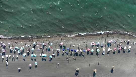 鸟瞰黑海附近的旅游海滩。沙滩上有五颜六色