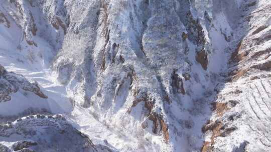 沟壑纵横的黄土高原雪景