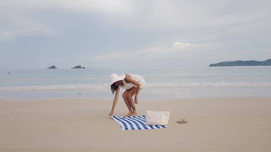 海滩上休闲的女人