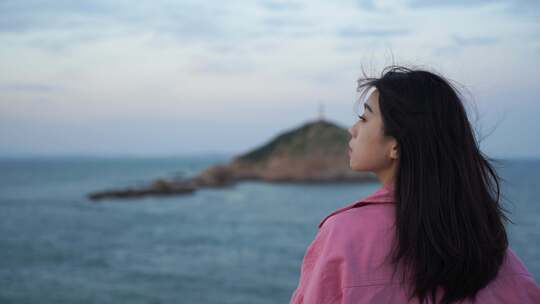 海边女子眺望远方岛屿