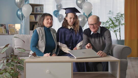 毕业生家庭在线庆祝视频素材模板下载