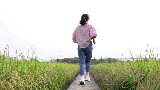 稻田奔跑的女人背影