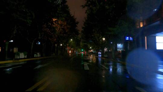 上海封城中的雨天街头夜景