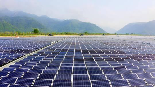 航拍河边光伏太阳能电池板