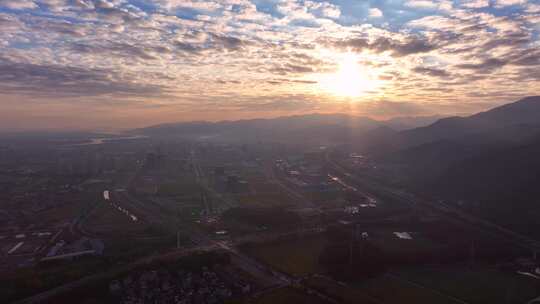 山区城市日出云海