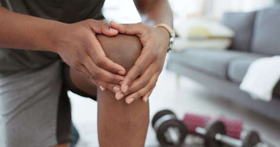 锻炼或训练事故后在家膝盖疼痛的手、健康和