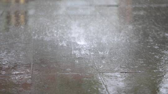 暴雨倾盆水滴滴落溅落地面视频素材模板下载