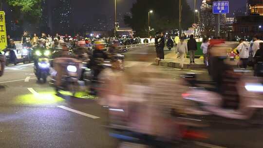 夜晚城市生活路口车流